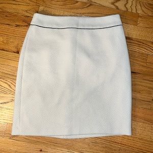 Women’s White House black market skirt size 6. Waffle material.